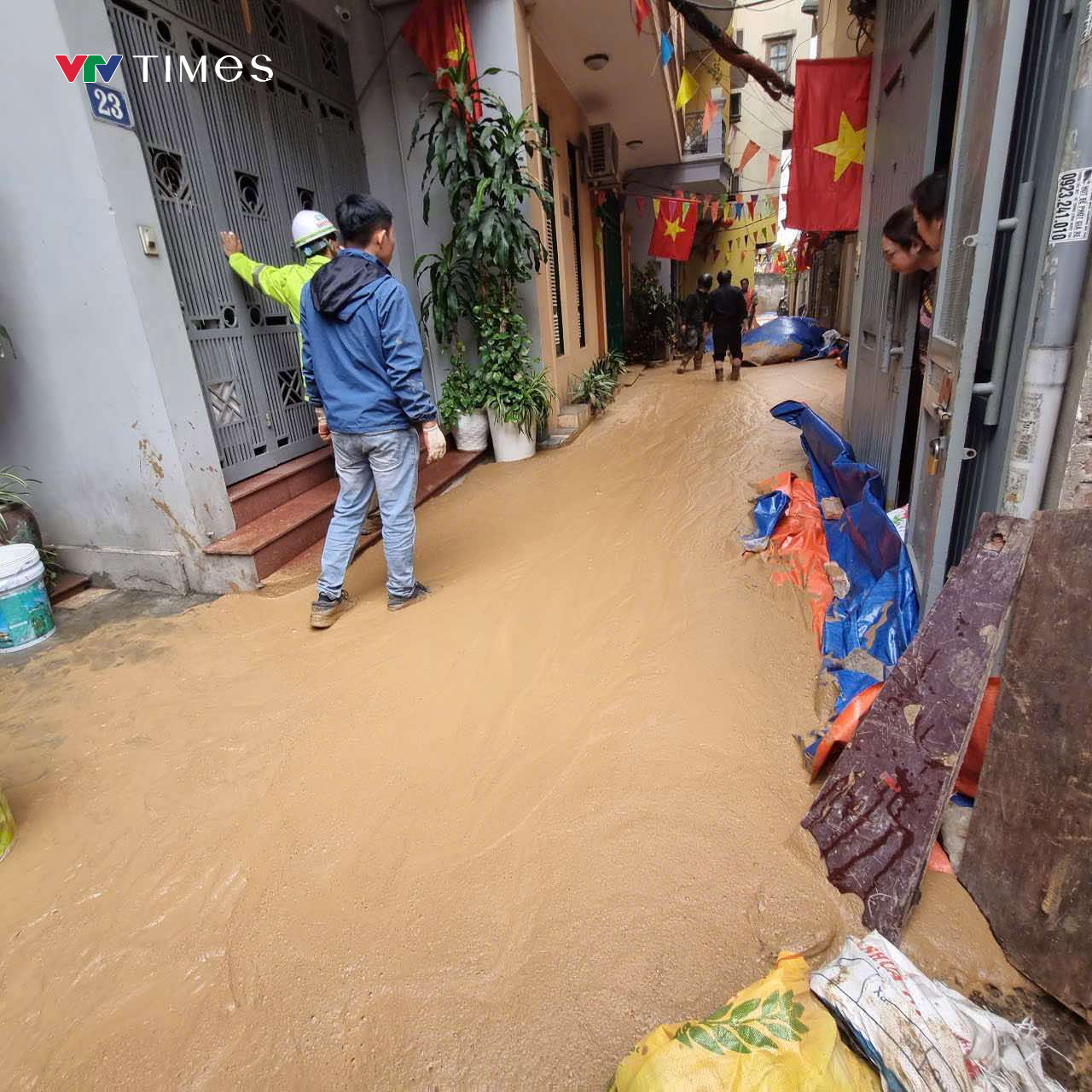 Hà Nội: Bùn đất bất ngờ trào ngược ở phố Giang Văn Minh - Ảnh 4.