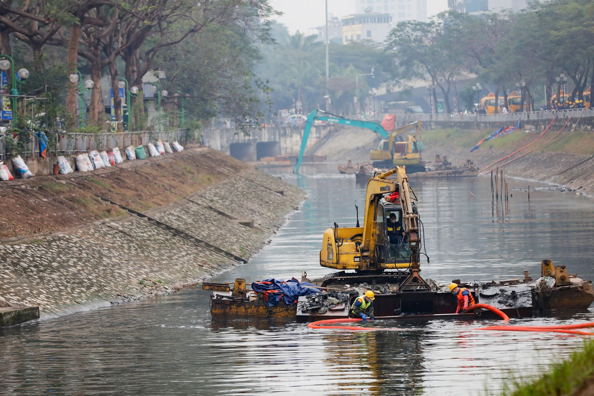 Ngâm mình dưới nước đen, nạo vét bùn sông Tô Lịch ảnh 1