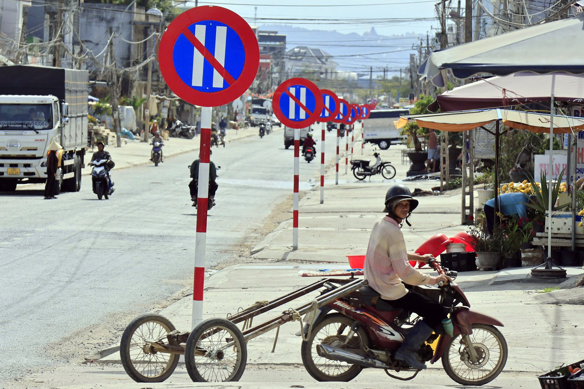 1km đường ở Lâm Đồng có 23 biển báo cấm đỗ xe ngày chẵn.jpg