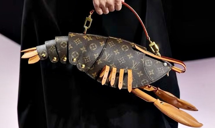 Sau khi 'biến' tôm hùm thành túi xách, Louis Vuitton tiếp tục cho ra mắt mẫu bánh xếp xách tay nửa tỷ đồng