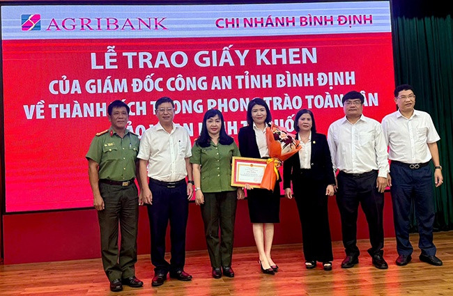 Đối tượng truy nã sa lưới khi đến Agribank làm lại thẻ ATM, nữ giao dịch viên có pha xử lý cực thông minh khiến ai cũng nể