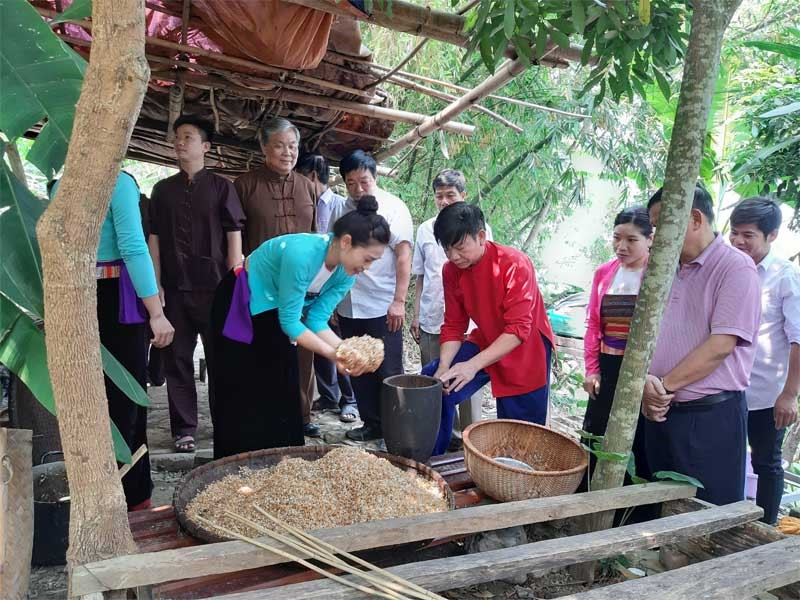 ‘Vịnh Hạ Long trên cạn’ ẩn mình giữa hồ nước nhân tạo lớn nhất Việt Nam, chảy qua 5 huyện, thành phố - ảnh 5