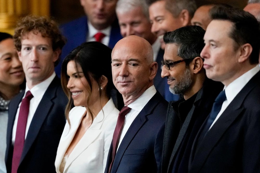 Từ Elon Musk đến Jeff Bezos, dàn tỷ phú giàu nhất thế giới từng dự lễ nhậm chức ông Trump 'đánh rơi' 209 tỷ USD - ảnh 1