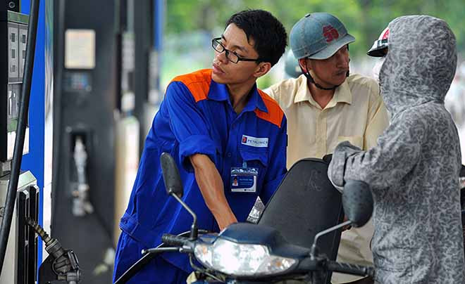 Giá xăng tiếp tục giảm vào ngày mai?