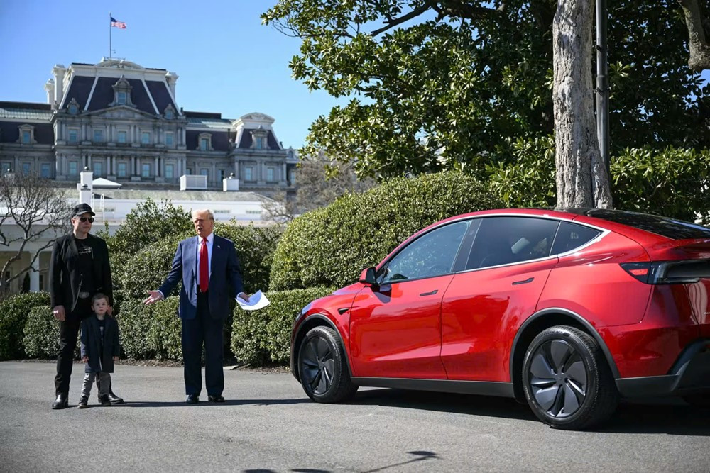 Ông Trump biến Nhà Trắng thành showroom Tesla, công khai ủng hộ Elon Musk - ảnh 2