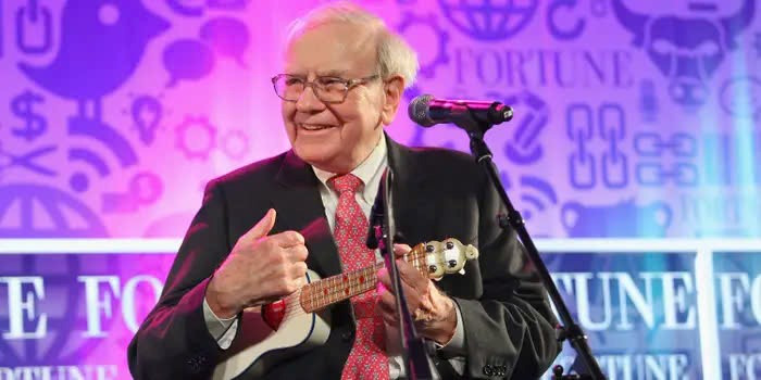 Pha thoát hàng ‘thần sầu’ của Warren Buffett: Xả 134 tỷ USD cổ phiếu, ôm núi tiền mặt ngay trước khoảnh khắc sụp đổ của thị trường - ảnh 1