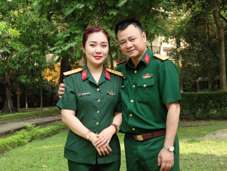 NSND là bạn thân của Cục trưởng Xuân Bắc, từng lập kỷ lục 4 ngày nhận 3 giải thưởng: 'Táo' duy nhất mang hàm Đại tá, U55 sống viên mãn bên vợ Đại úy kém 12 tuổi - ảnh 5