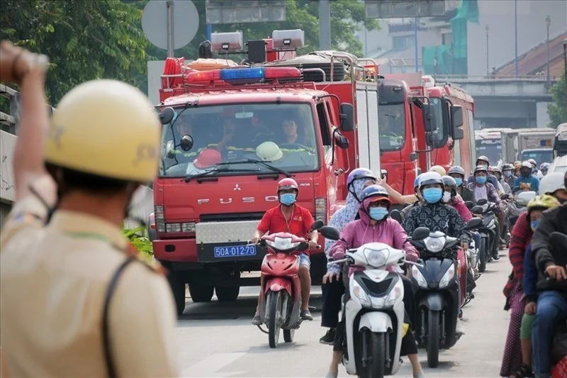 Quy định mới nhất về trường hợp vượt đèn đỏ nhưng không bị xử phạt hành chính - ảnh 1