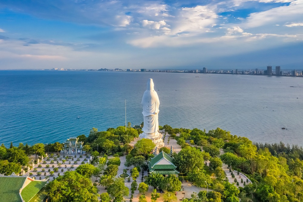 Ngôi chùa sở hữu tượng Phật Quan Âm cao nhất Việt Nam: Nơi vô cùng linh thiêng, nằm trên bán đảo thơ mộng tại TP đáng sống nhất thế giới- Ảnh 2.