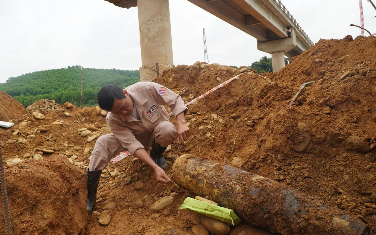 Phát hiện bom nặng hơn 100kg, cây cầu đang thi công tại tỉnh hẹp nhất Việt Nam buộc phải dừng khẩn cấp- Ảnh 1.