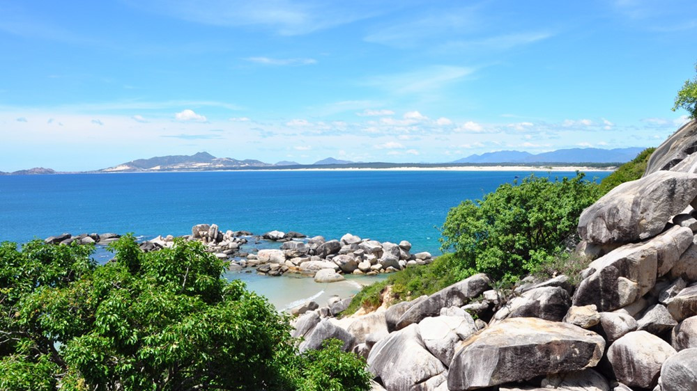 Bãi biển hoang sơ miền Trung được ví như ‘Jeju thu nhỏ’, nằm gần cây cầu vượt biển từng giữ kỷ lục suốt 10 năm của Việt Nam - ảnh 3