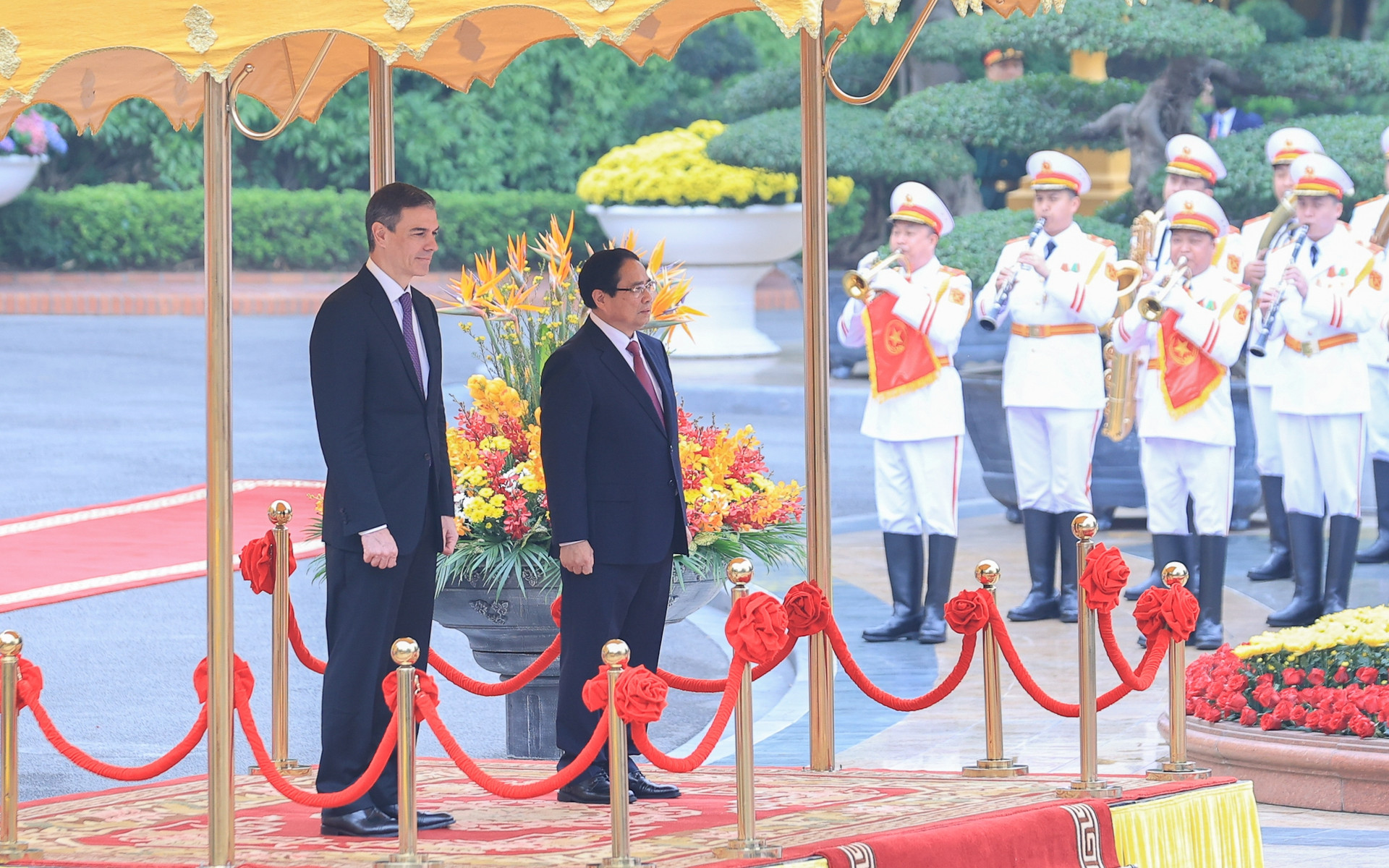 Thủ tướng Phạm Minh Chính chủ trì lễ đón Thủ tướng Tây Ban Nha