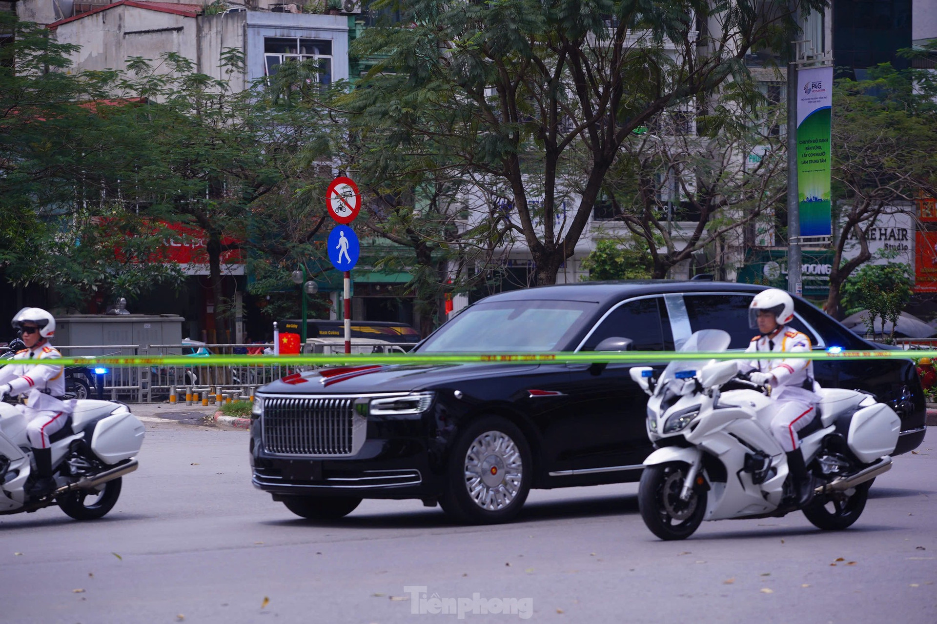 Đoàn xe chở Tổng Bí thư, Chủ tịch nước Trung Quốc Tập Cận Bình trên phố Hà Nội ảnh 12
