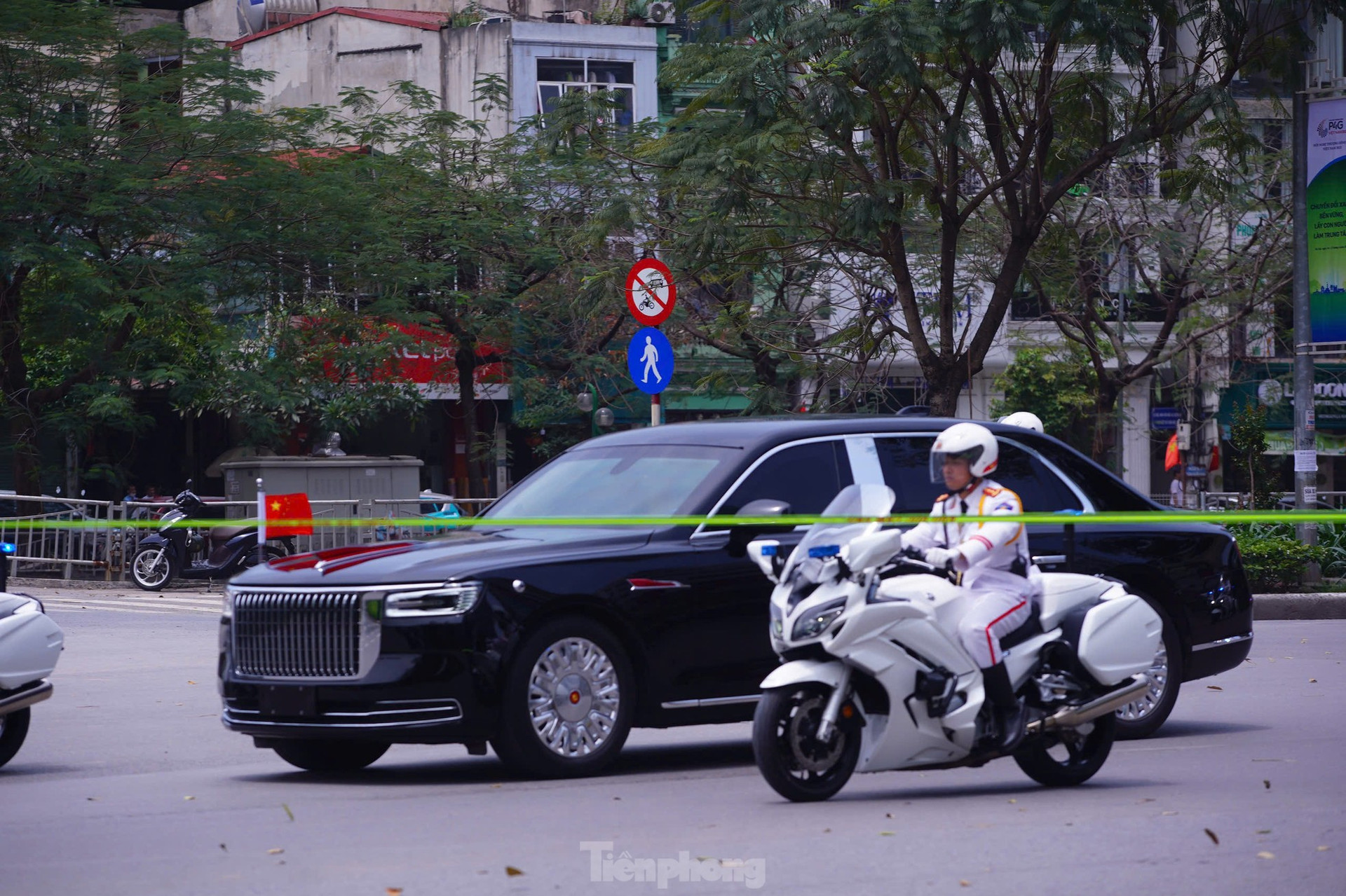 Đoàn xe chở Tổng Bí thư, Chủ tịch nước Trung Quốc Tập Cận Bình trên phố Hà Nội ảnh 13