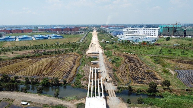 Niềm vui nhân đôi: Cầu vượt sông nối 2 tỉnh giáp biên sắp hợp long, mở đường cho tương lai sáp nhập- Ảnh 2.