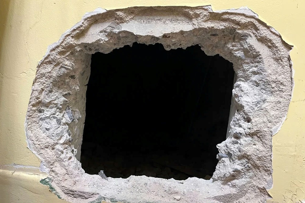 Tiệm vàng ngay giữa trung tâm thành phố bị đột nhập trong đêm: Toàn bộ đồng hồ, trang sức trị giá 20 triệu USD mất sạch - ảnh 2