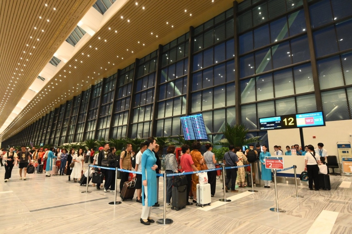 Chính thức cất cánh chuyến bay thương mại đầu tiên tại nhà ga lớn nhất cả nước