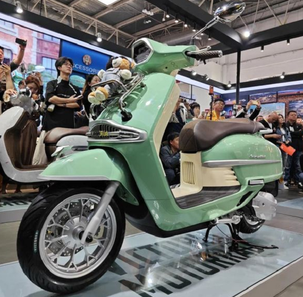 'Siêu phẩm xe ga' 150cc của Đức lộ diện đẹp mê ly: Tay lái mạ vàng, hệ thống an toàn cực xịn