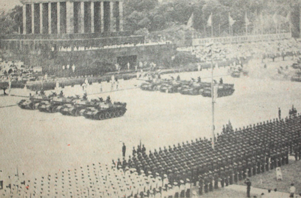 Cuộc duyệt binh quy mô bậc nhất lịch sử Việt Nam năm 1985: Lần đầu tiên quân chủng Phòng không - Không quân góp mặt, xe tăng, tên lửa được kéo qua Quảng trường Ba Đình - ảnh 1