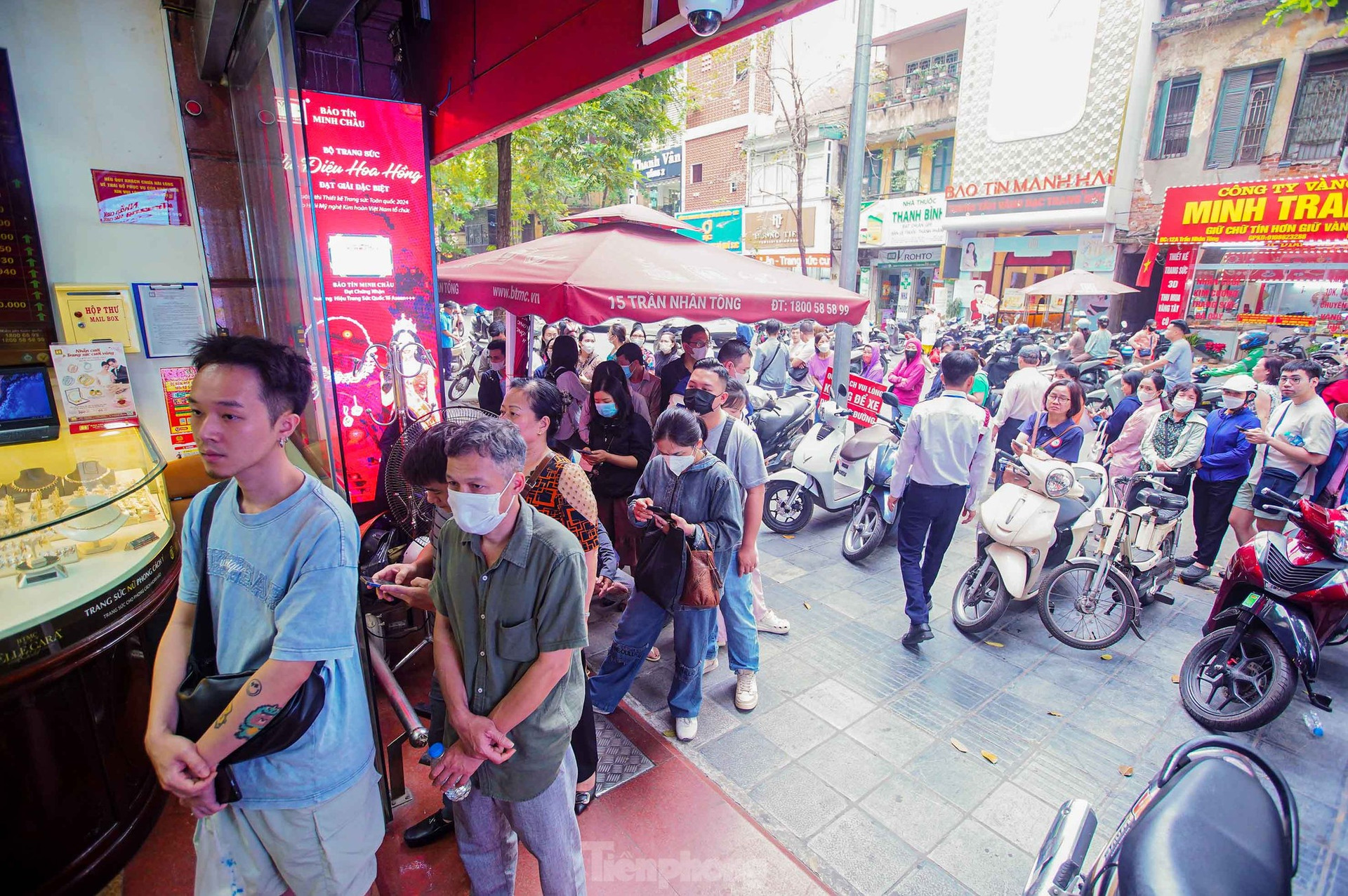 Cảnh tượng chưa từng thấy ở 'phố vàng' Hà Nội ảnh 12