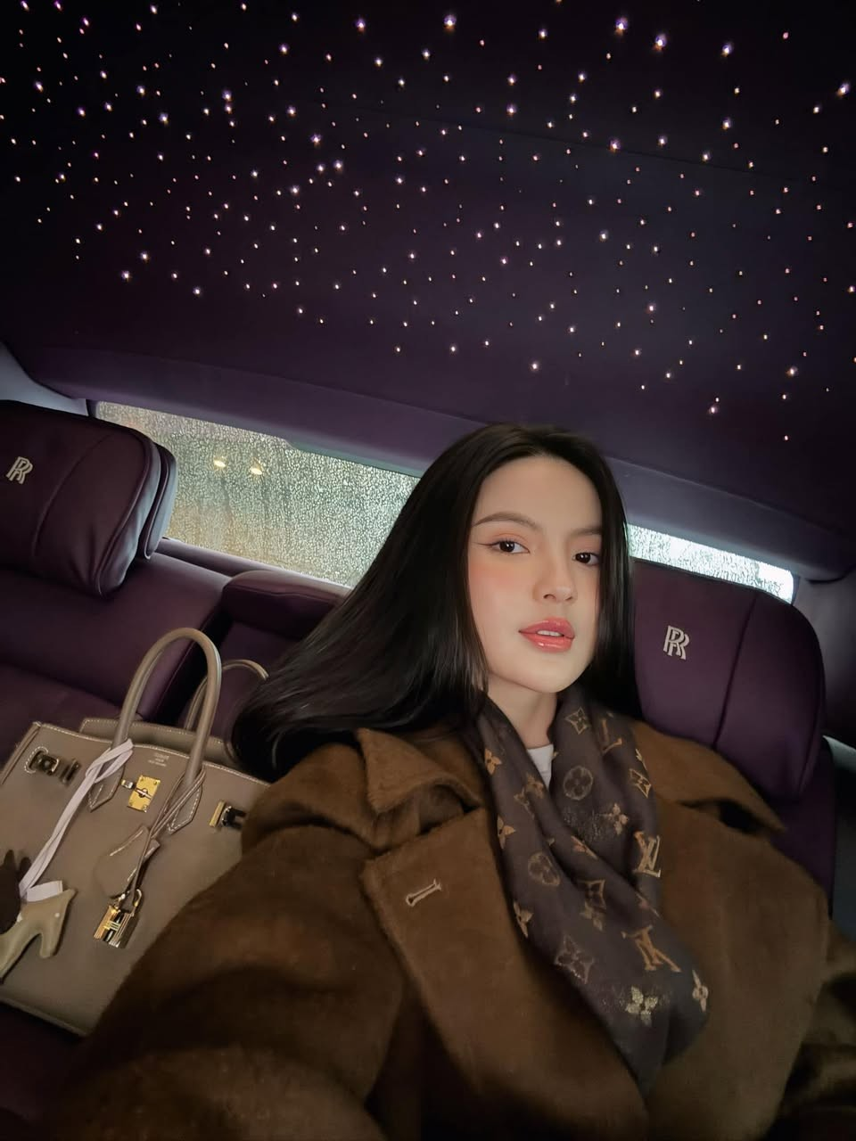 Tài sản của Chu Thanh Huyền trước khi bị tố cáo trốn thuế: Một phiên live thu về 1,6 tỷ, lái xe Mercedes, xách túi hiệu, tặng cả vàng cho giúp việc - ảnh 3