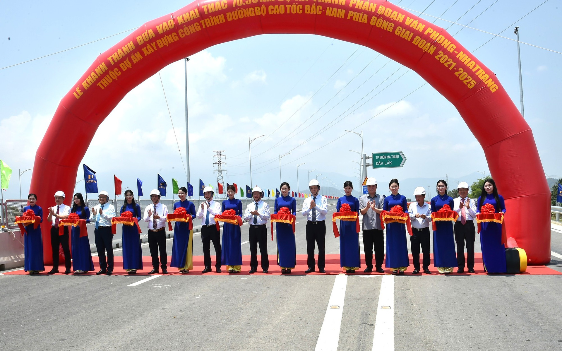 Thủ tướng chủ trì lễ khởi công, khánh thành 80 công trình, dự án lớn kỷ niệm 50 năm Giải phóng miền Nam- Ảnh 12. Thủ tướng chủ trì lễ khởi công, khánh thành 80 công trình, dự án lớn kỷ niệm 50 năm Giải phóng miền Nam- Ảnh 12.