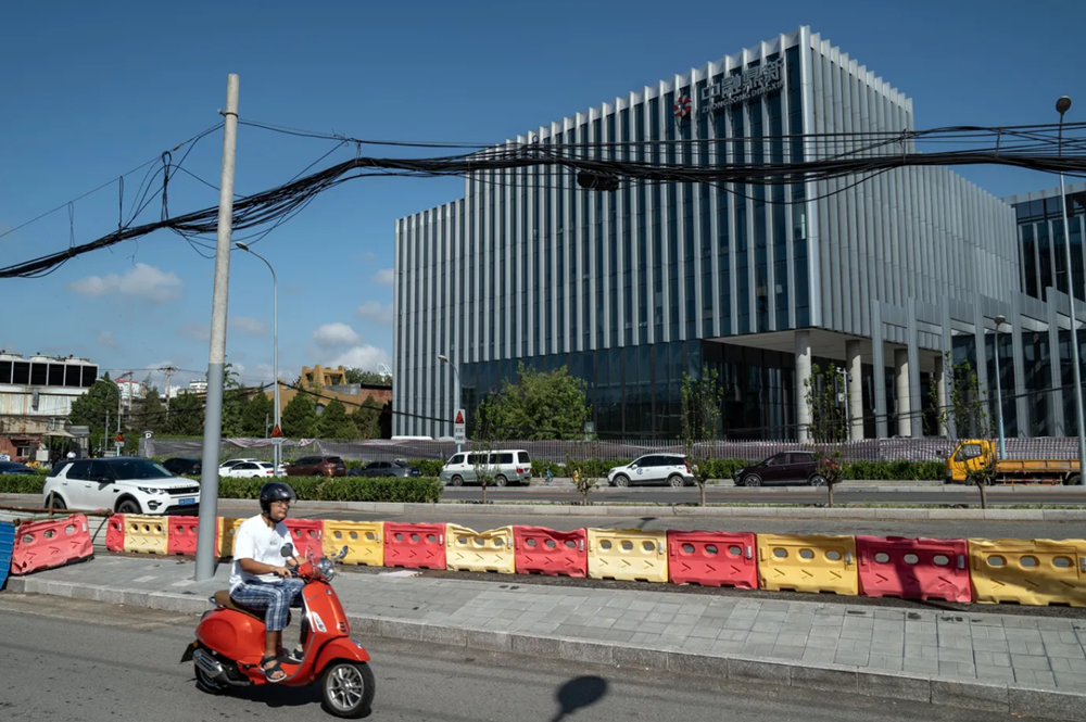 Niềm tin tan vỡ: Gã khổng lồ Zhongrong sụp đổ, hơn 30.000 người giàu Trung Quốc mắc kẹt - ảnh 1