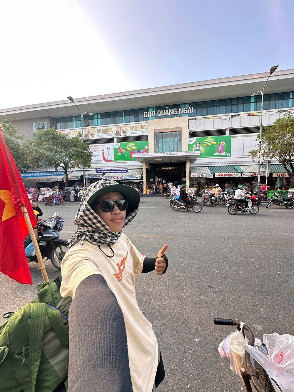 Chàng trai 24 tuổi đạp 1.700km vào TP. HCM xem lễ diễu binh 30/4, càng đi càng yêu đất nước nhiều hơn - ảnh 5