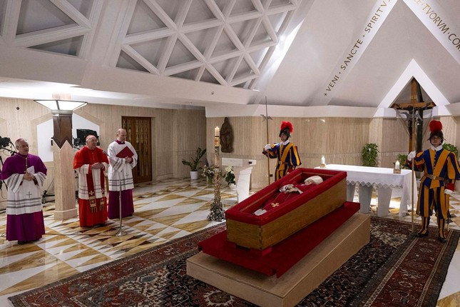 Vatican công bố ảnh linh cữu Giáo hoàng Francis ảnh 2