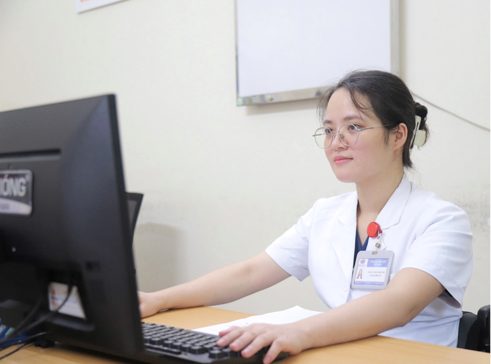 Rơi tấm kính khổng lồ tại trung tâm thương mại, 4 người phải nhập viện cấp cứu - ảnh 3