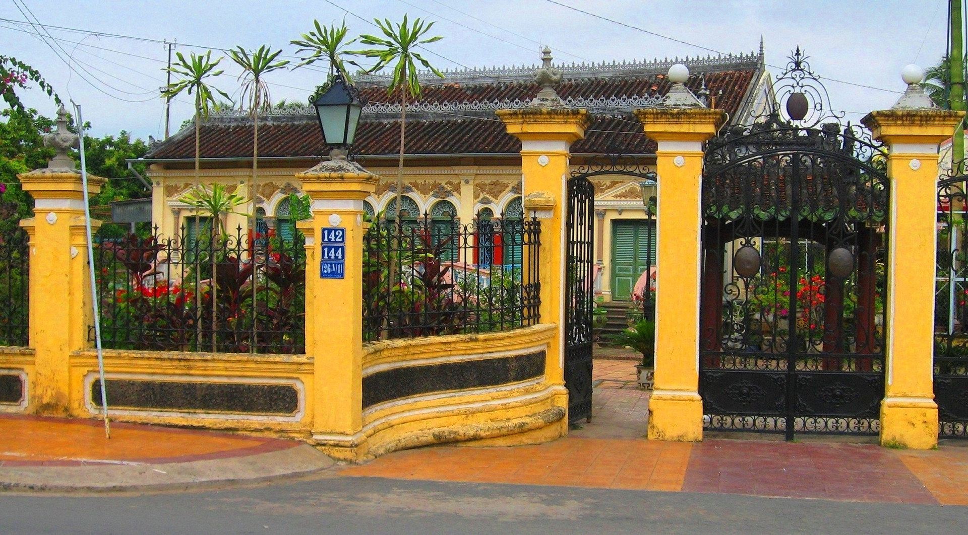 Nhà thờ họ hơn 100 năm tuổi: Là nhà cổ 24 cột gỗ quý đẹp nhất kinh đô ĐBSCL, từng là nơi bấm máy bộ phim nước ngoài nổi tiếng- Ảnh 1.