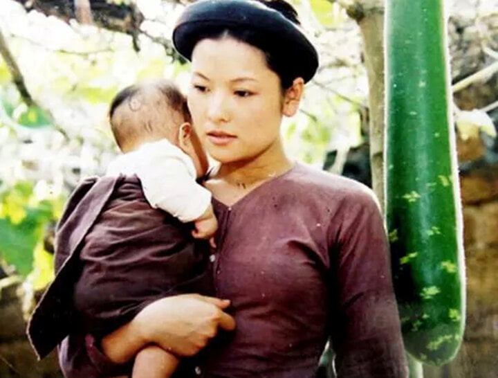 NSND là Đại tá quân đội vừa đón nhận kỷ niệm chương vì sự nghiệp điện ảnh: Có chồng Đại tá là ‘nam thần’ màn ảnh phía Bắc, hôn nhân kín tiếng nhưng vô cùng hạnh phúc - ảnh 4