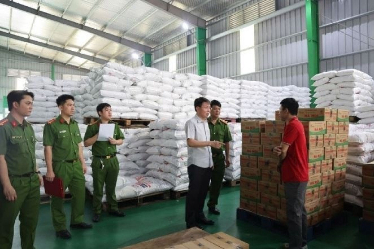 Công an vừa thu giữ hơn 71.000 lít dầu ăn, 40 tấn mì chính và 22 tấn hạt nêm giả của Công ty Famimoto Việt Nam chuyên bán cho bếp ăn khu công nghiệp