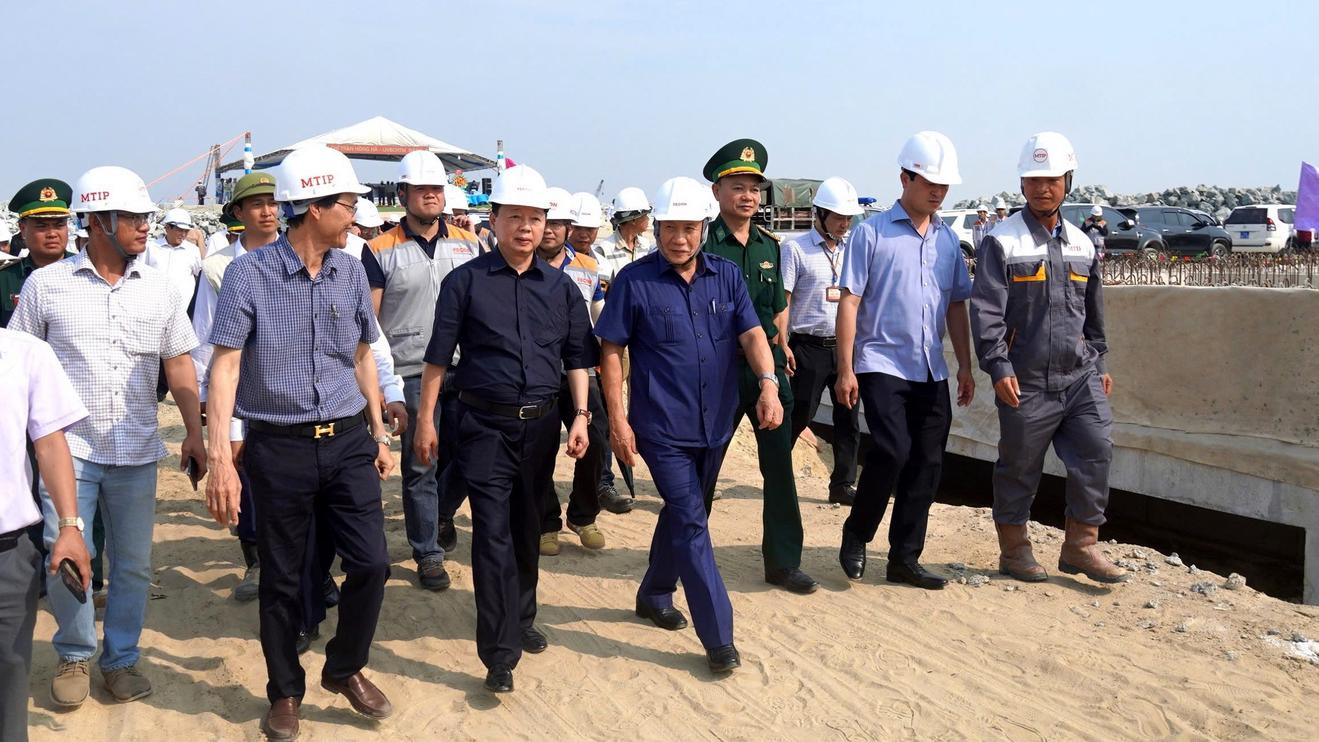 Hình ảnh tại buổi kiểm tra dự án Khu bến cảng Mỹ Thủy. Nguồn ảnh: Báo Thanh tra Hình ảnh tại buổi kiểm tra dự án Khu bến cảng Mỹ Thủy. Nguồn ảnh: Báo Thanh tra