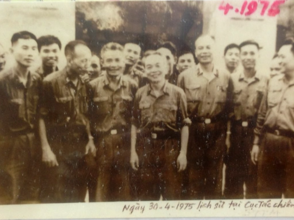Nữ ca sĩ nổi tiếng nhất nhì Việt Nam hé lộ về ông nội là Đại tá, từng trực chiến cùng Đại tướng Võ Nguyên Giáp ngày 30/4/1975 - ảnh 2