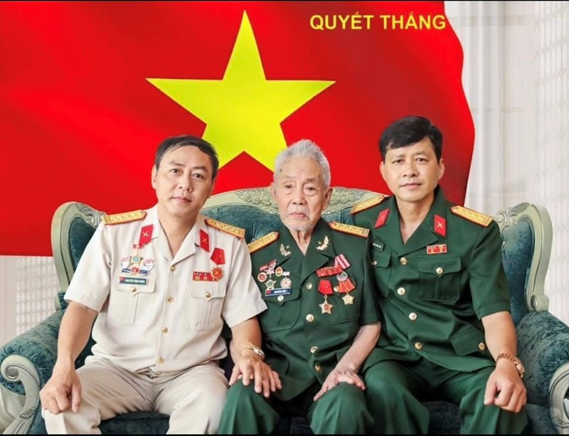 Nữ ca sĩ nổi tiếng nhất nhì Việt Nam hé lộ về ông nội là Đại tá, từng trực chiến cùng Đại tướng Võ Nguyên Giáp ngày 30/4/1975 - ảnh 1