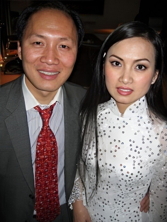 Nữ bầu show 80 tuổi 'thét ra lửa' trong giới nghệ sĩ hải ngoại: Được tỷ phú Mỹ đưa đón bằng chuyên cơ, nửa đời ở vậy, từng có nhà hàng, tiệm mỹ phẩm giữa thủ đô nước Pháp - ảnh 4