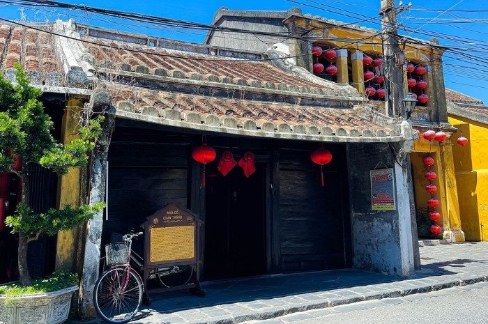 Ngôi nhà gỗ lim của thương nhân thuốc Bắc, được ví như 'di tích sống' của khu phố đẹp nhất Việt Nam- Ảnh 1.