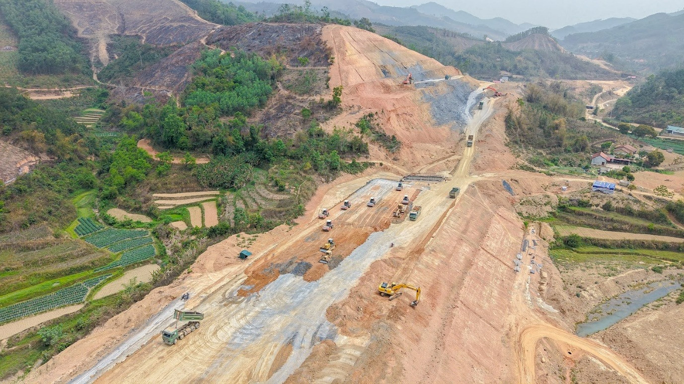 Công trường thi công cao tốc Hữu Nghị - Chi Lăng. Nguồn ảnh: Đèo Cả Công trường thi công cao tốc Hữu Nghị - Chi Lăng. Nguồn ảnh: Đèo Cả