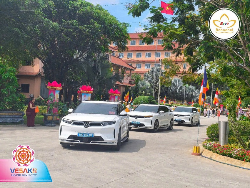 Xe điện VinFast tham gia đoàn hộ tống cung rước Quốc bảo Ấn Độ về Việt Nam