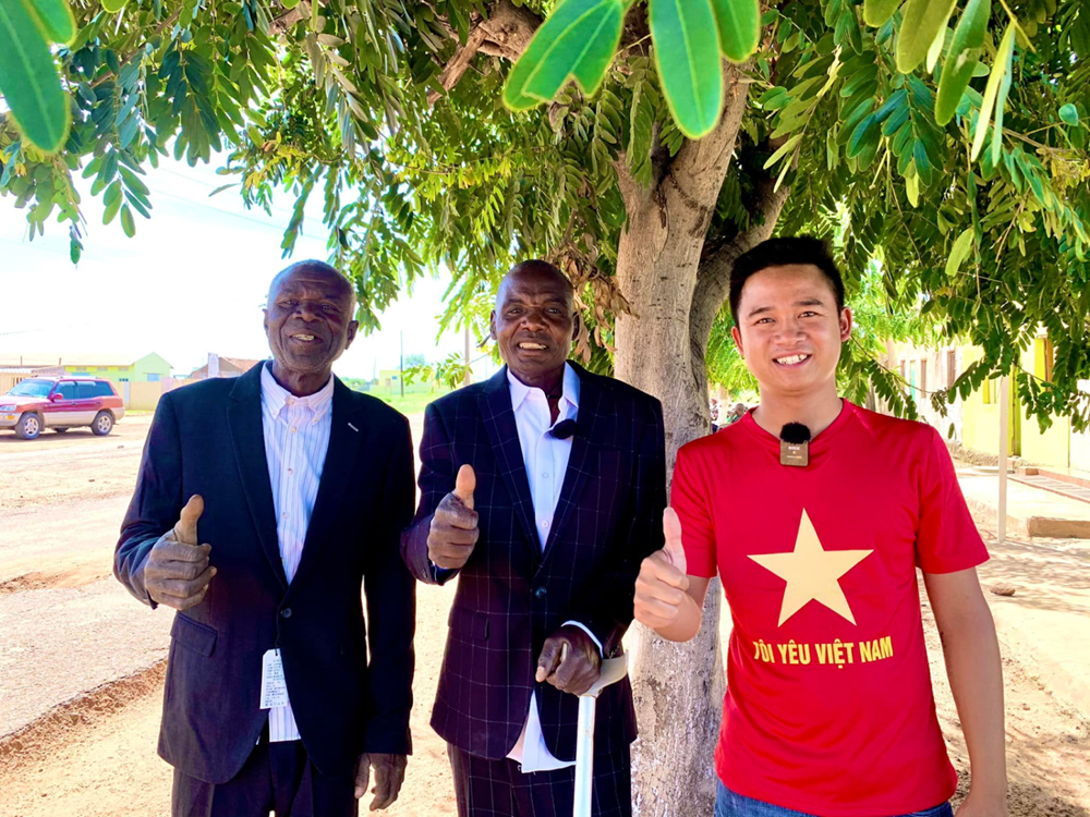 Quang Linh Vlogs vướng lao lý, team châu Phi có sự thay đổi gây tranh cãi khiến một người phải lên tiếng giải thích gấp - ảnh 1
