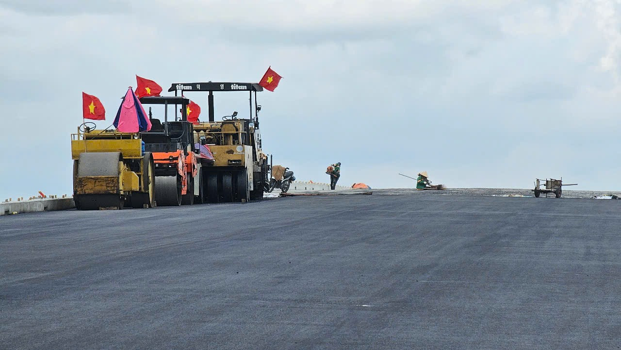 Vài ngày nữa, hoàn thành cây cầu vượt sông 8.000 tỷ xoá bỏ toàn bộ các bến phà lâu đời, nối thông ĐBSCL và TP. HCM- Ảnh 2. Vài ngày nữa, hoàn thành cây cầu vượt sông 8.000 tỷ xoá bỏ toàn bộ các bến phà lâu đời, nối thông ĐBSCL và TP. HCM- Ảnh 2.