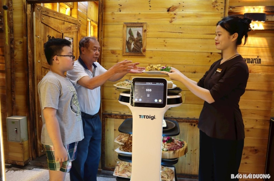 Nhân viên 260 triệu đồng: Nhà hàng ở Hải Dương gây sốt với robot phục vụ