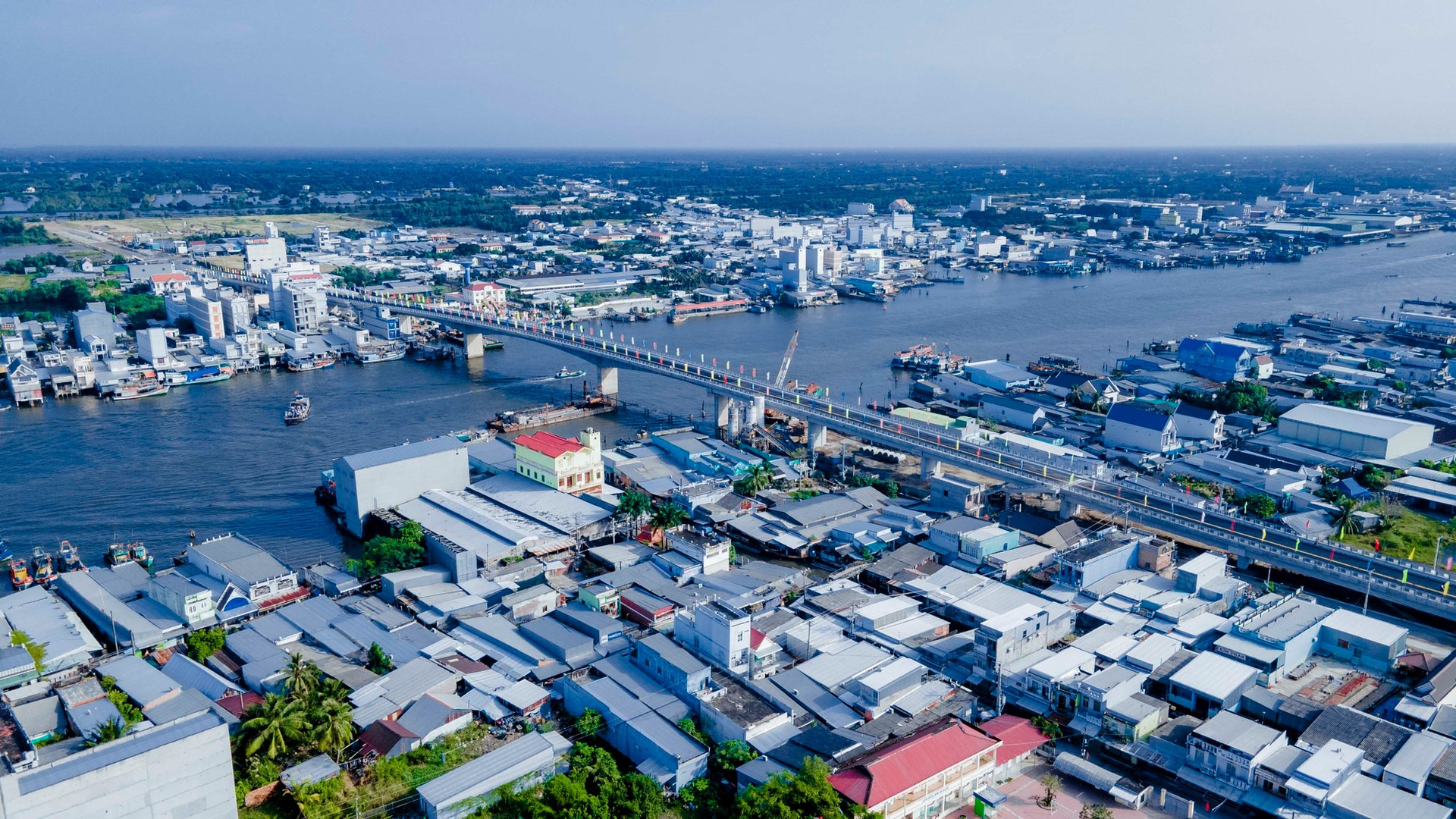 Vài tháng nữa, thông tuyến trục đường nối từ cửa biển lớn nhất ĐBSCL đến tỉnh có hạ tầng '4 không' - Ảnh 1. Vài tháng nữa, thông tuyến trục đường nối từ cửa biển lớn nhất ĐBSCL đến tỉnh có hạ tầng '4 không' - Ảnh 1.