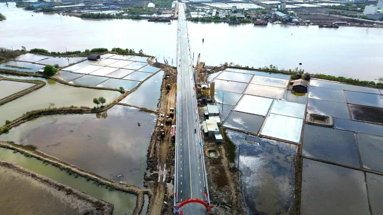 Vài tháng nữa, thông tuyến trục đường nối từ cửa biển lớn nhất ĐBSCL đến tỉnh có hạ tầng '4 không' - Ảnh 3. Vài tháng nữa, thông tuyến trục đường nối từ cửa biển lớn nhất ĐBSCL đến tỉnh có hạ tầng '4 không' - Ảnh 3.