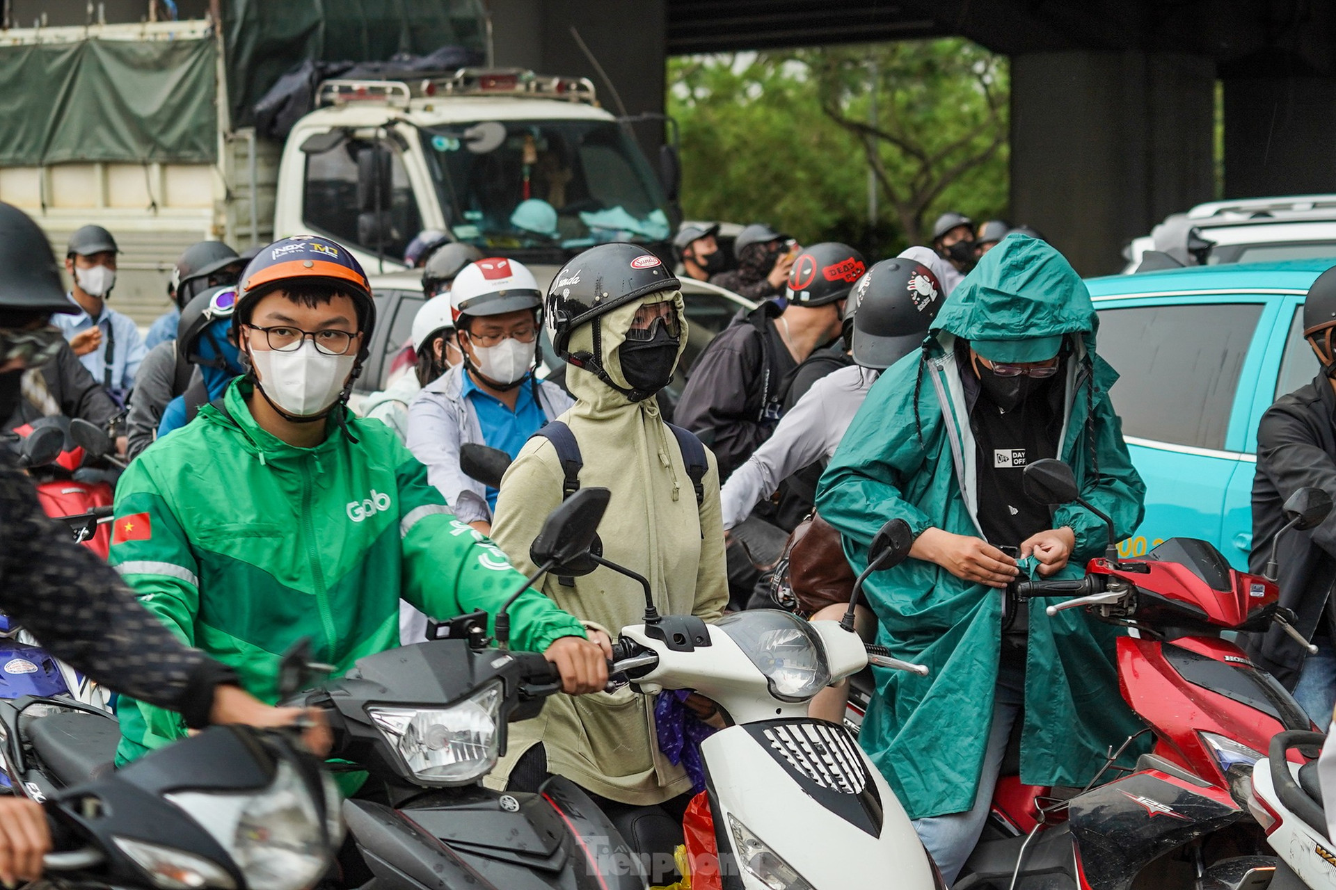 Người dân ùn ùn trở lại Thủ đô sau lễ, cửa ngõ phía Nam ùn tắc ảnh 7