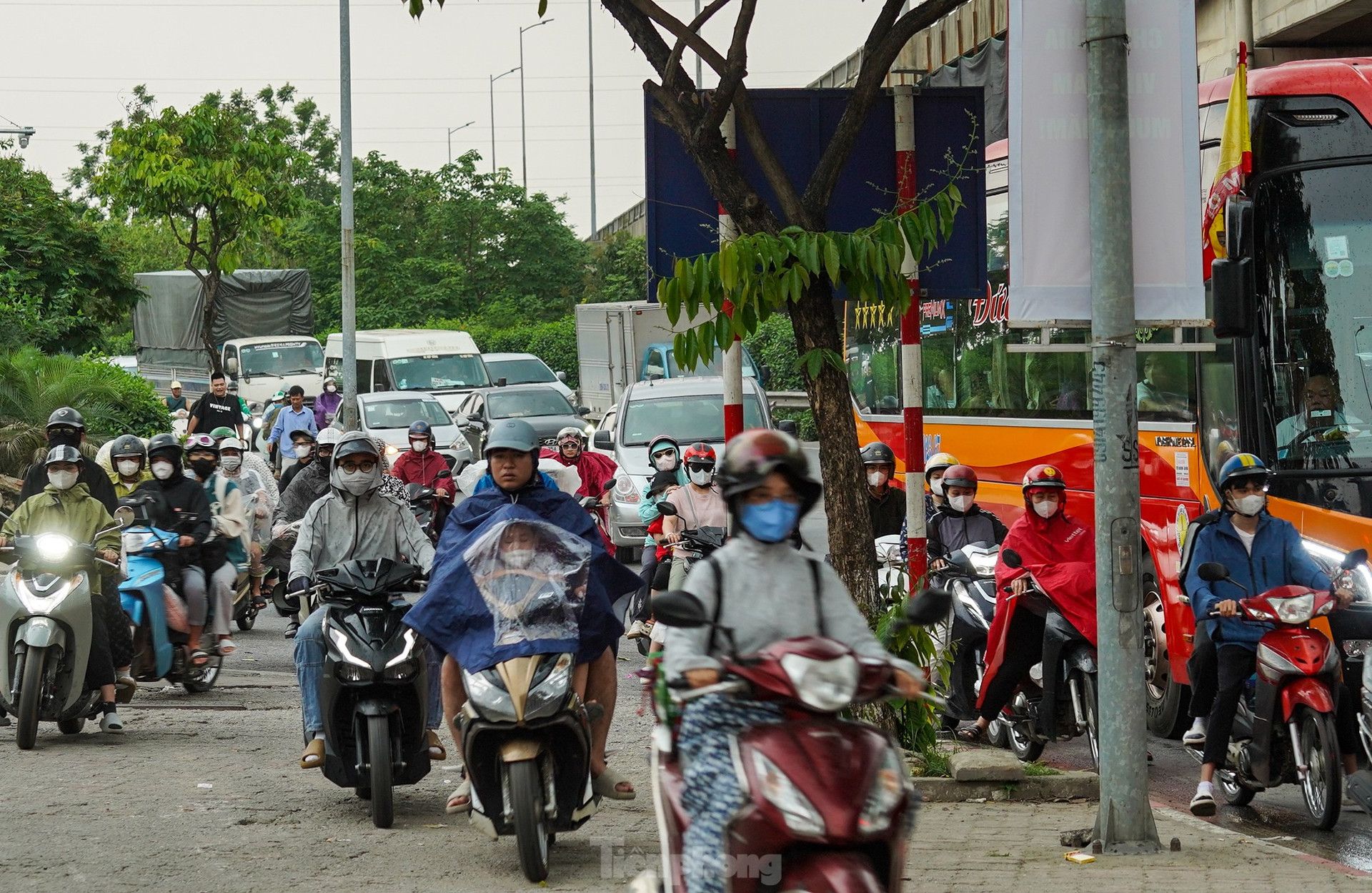 Người dân ùn ùn trở lại Thủ đô sau lễ, cửa ngõ phía Nam ùn tắc ảnh 8