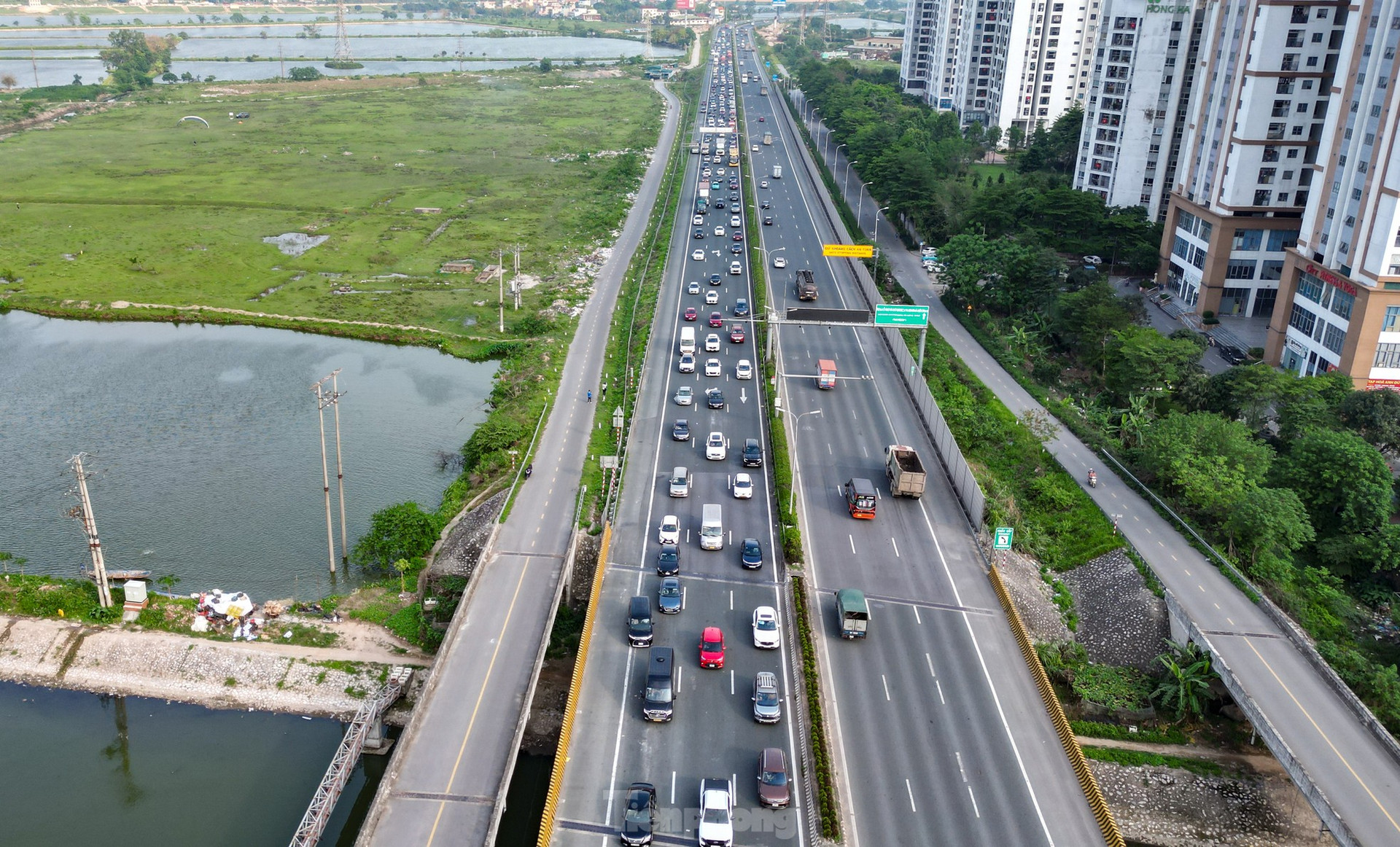 Người dân ùn ùn trở lại Thủ đô sau lễ, cửa ngõ phía Nam ùn tắc ảnh 1