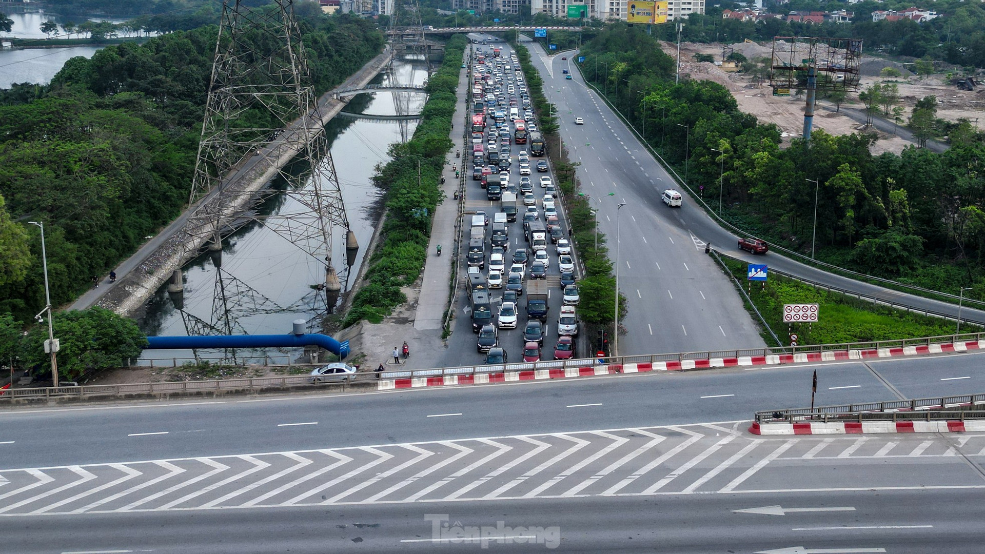Người dân ùn ùn trở lại Thủ đô sau lễ, cửa ngõ phía Nam ùn tắc ảnh 3