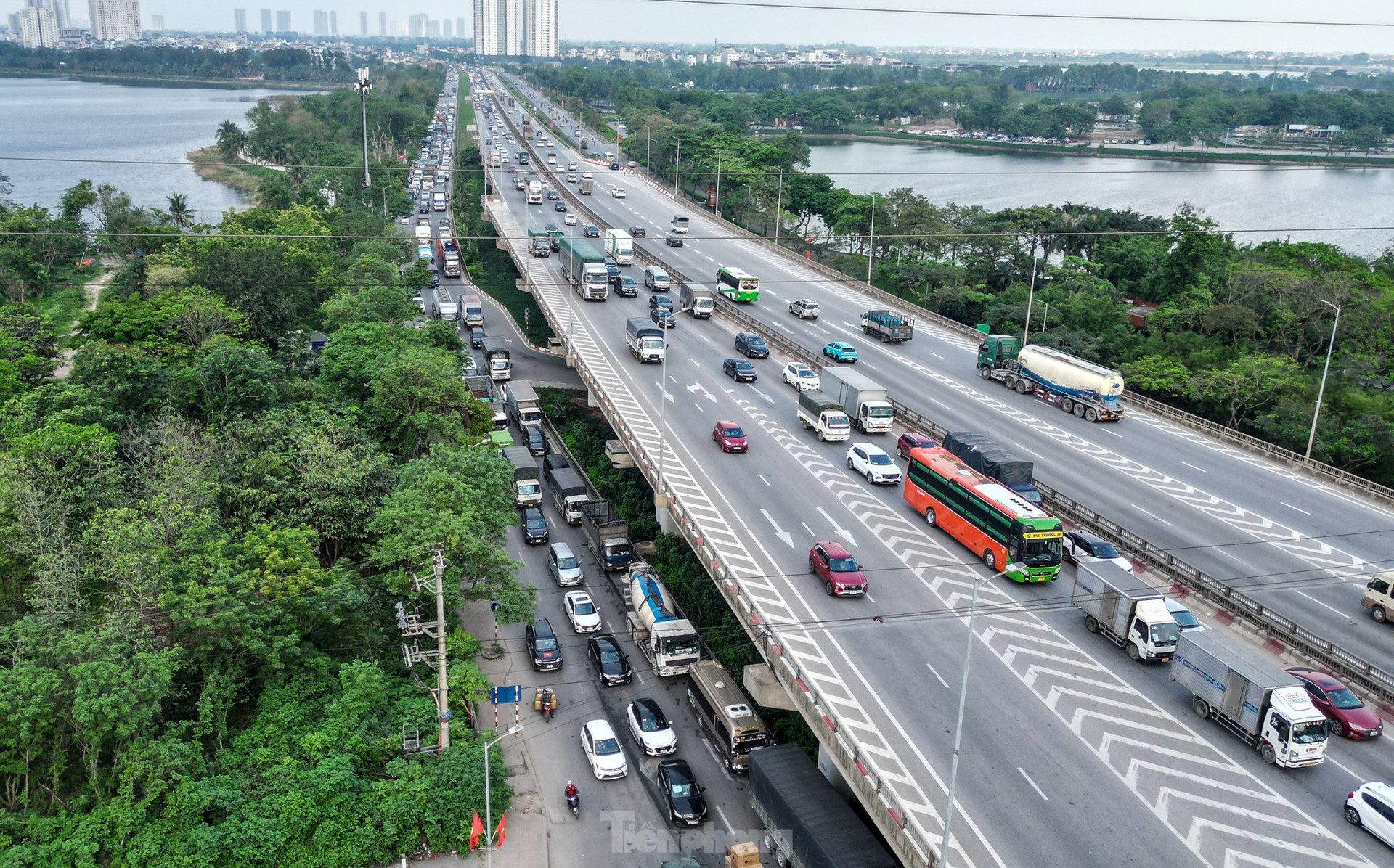 Người dân ùn ùn trở lại Thủ đô sau lễ, cửa ngõ phía Nam ùn tắc ảnh 4